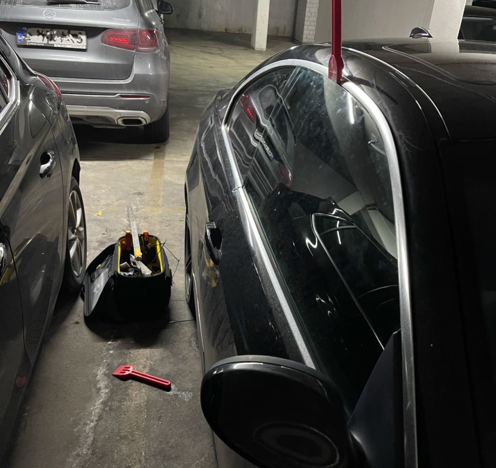 Auto in der Garage, Schlosserwerkzeug zum Öffnen des Autos